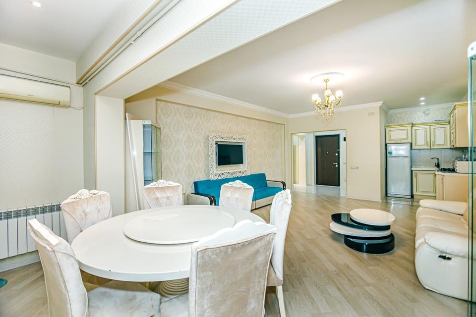TV and multimedia, Kitchen or kitchenette, Living room, Seating area, Dining area