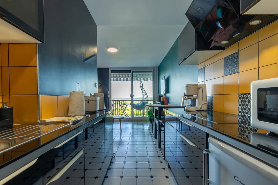 Kitchen or kitchenette, minibar, stove