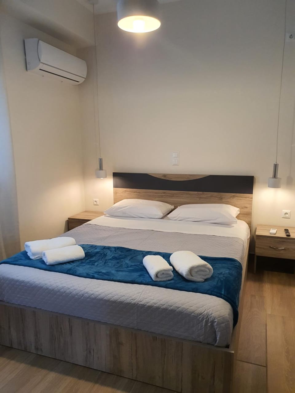 Bed, Bedroom, towels, air conditioner