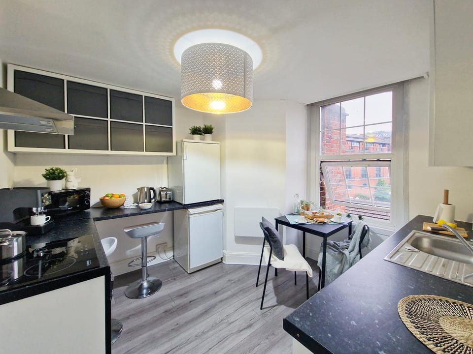 Coffee/tea facilities, Kitchen or kitchenette, Dining area, stove, toaster