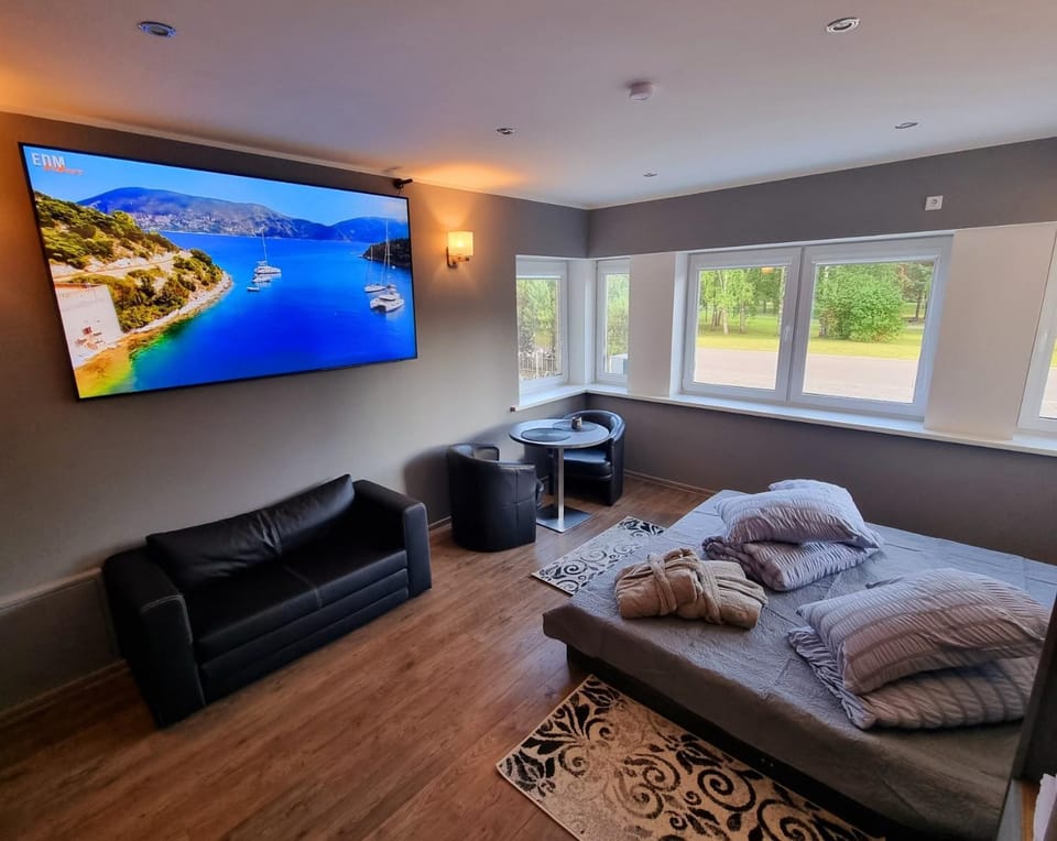 Communal lounge/ TV room, Bed, Natural landscape, TV and multimedia, Living room, Photo of the whole room, Seating area, Bedroom