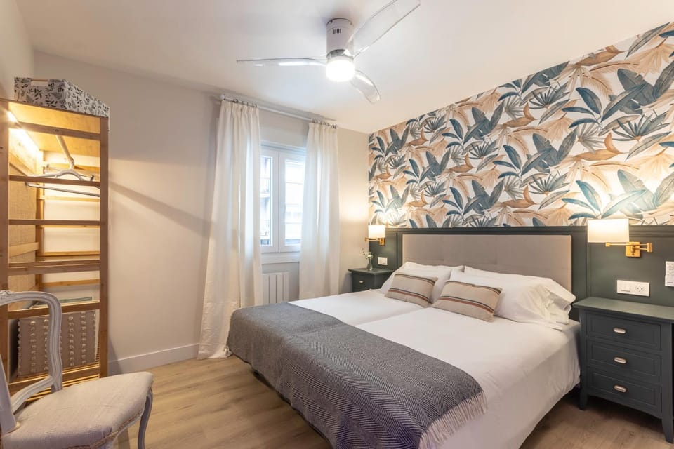 Photo of the whole room, Bedroom, wardrobe