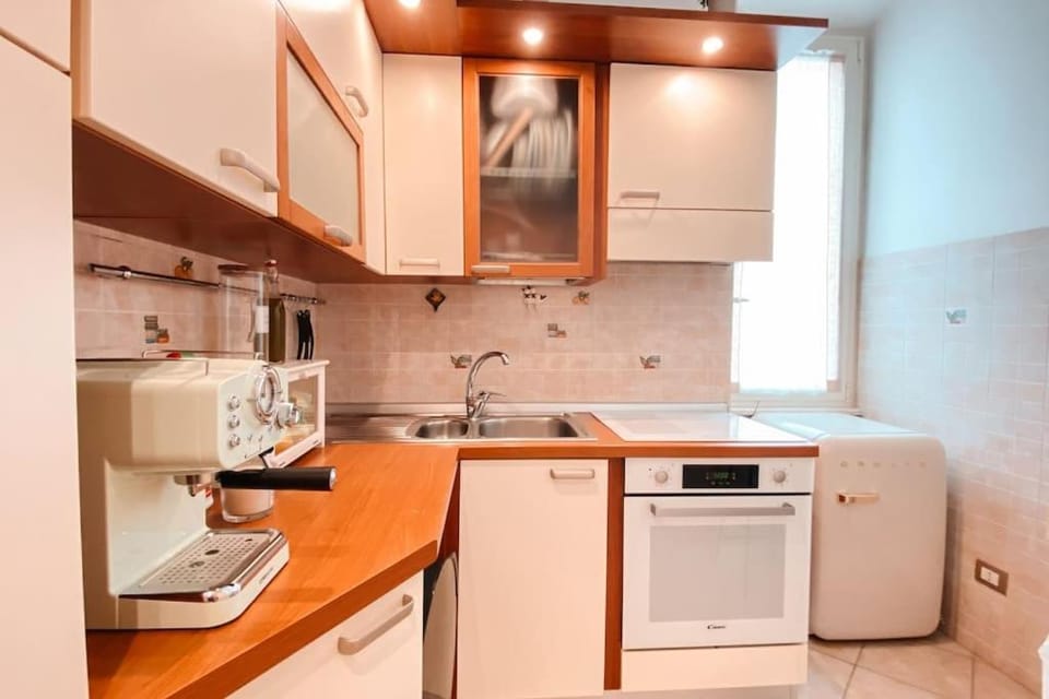 Kitchen or kitchenette, minibar