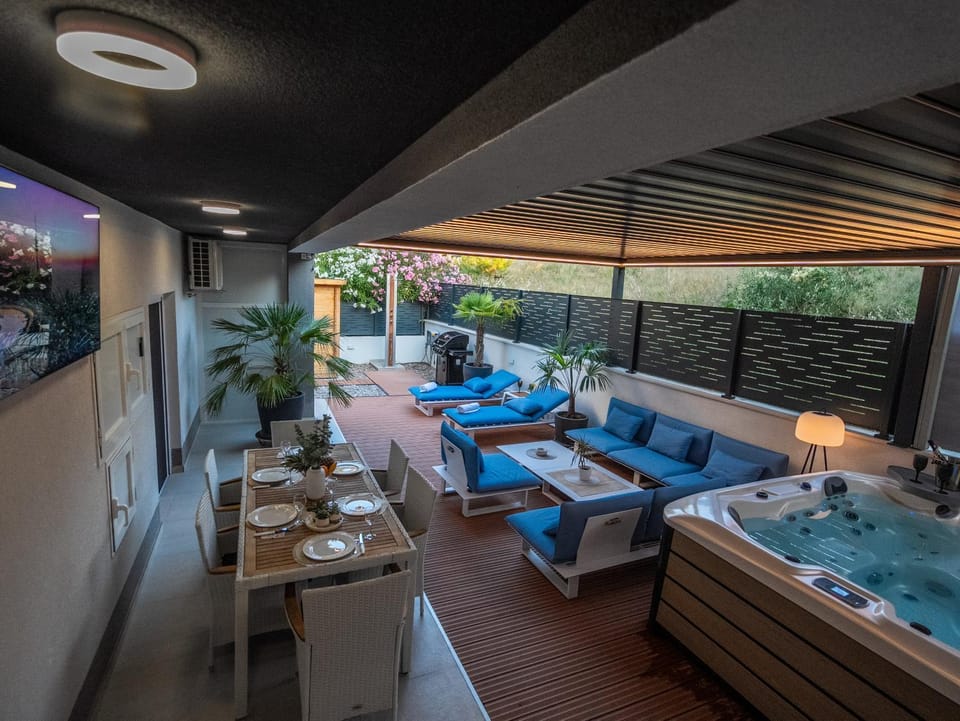 Patio, Natural landscape, Hot Tub, View (from property/room), Balcony/Terrace, Seating area