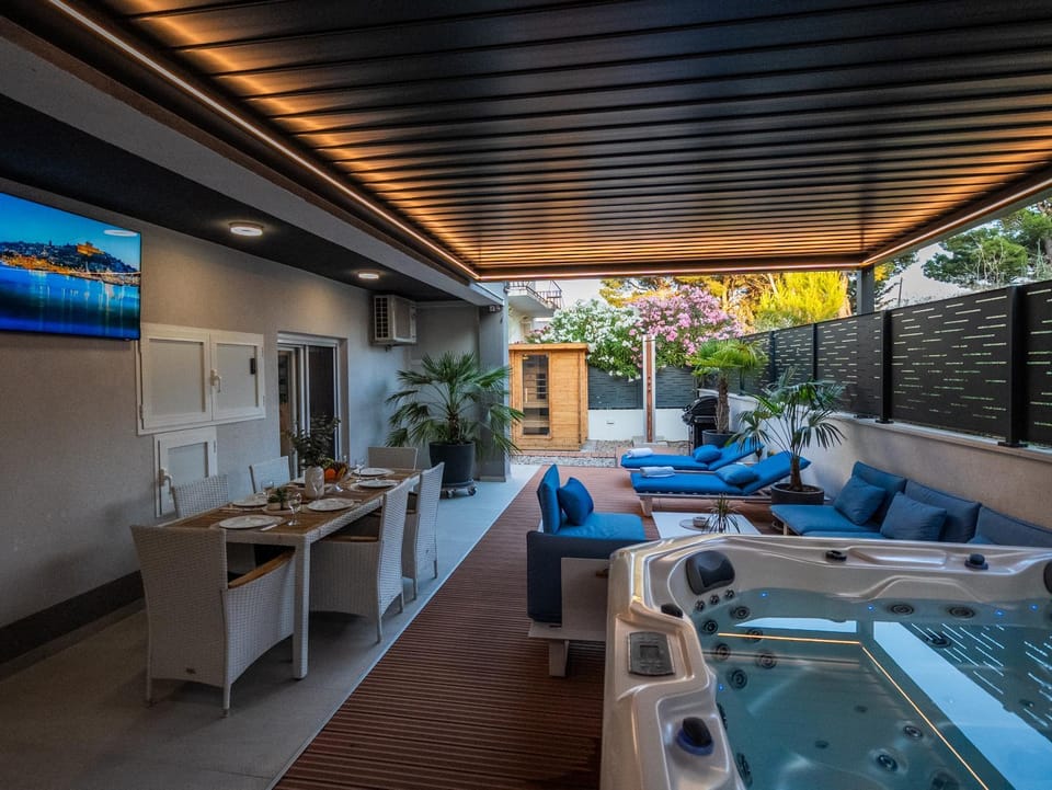 Patio, Hot Tub, TV and multimedia, Seating area, sunbed