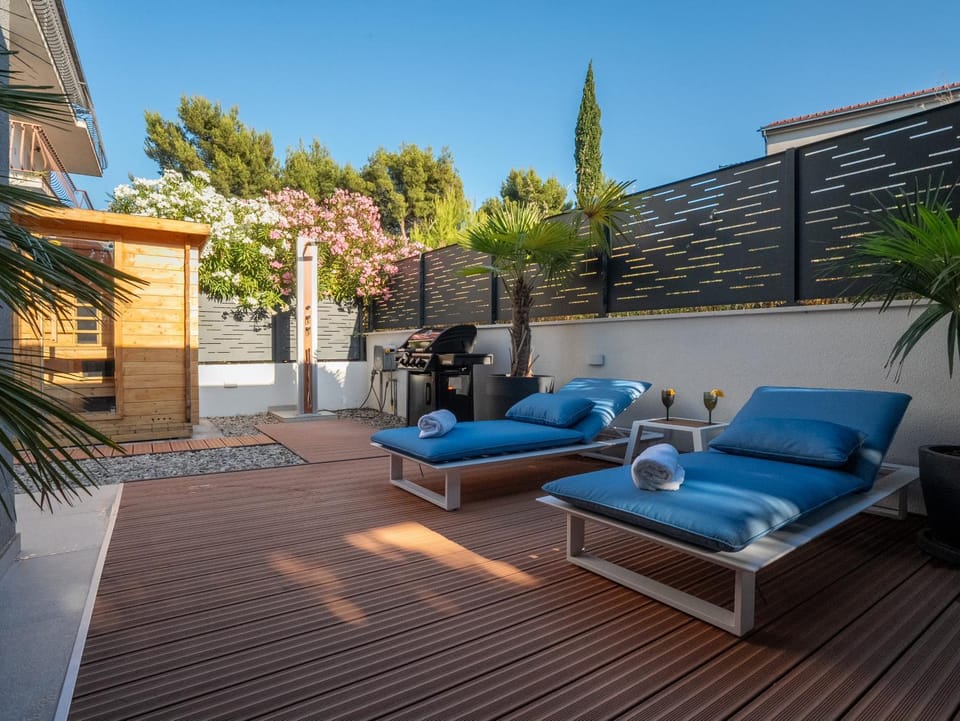 Shower, Patio, Day, Garden, Sauna, Balcony/Terrace, Garden view, sunbed