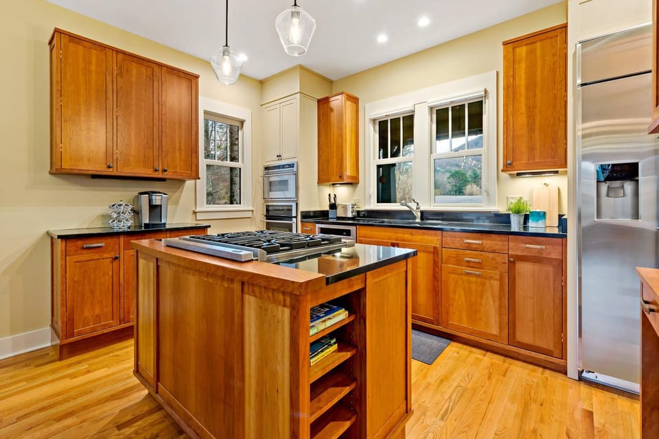 Winterberry Cottage Treetop Balcony and 5 Min to Downtown Black Mtn! House in Black Mountain
