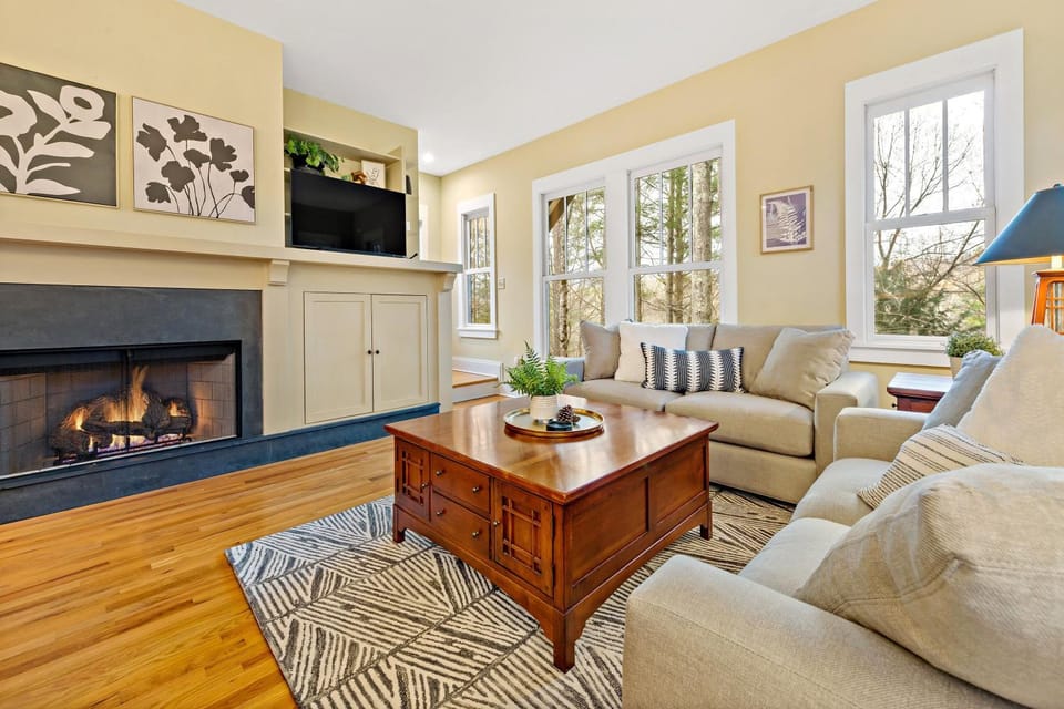 Winterberry Cottage Treetop Balcony and 5 Min to Downtown Black Mtn! House in Black Mountain