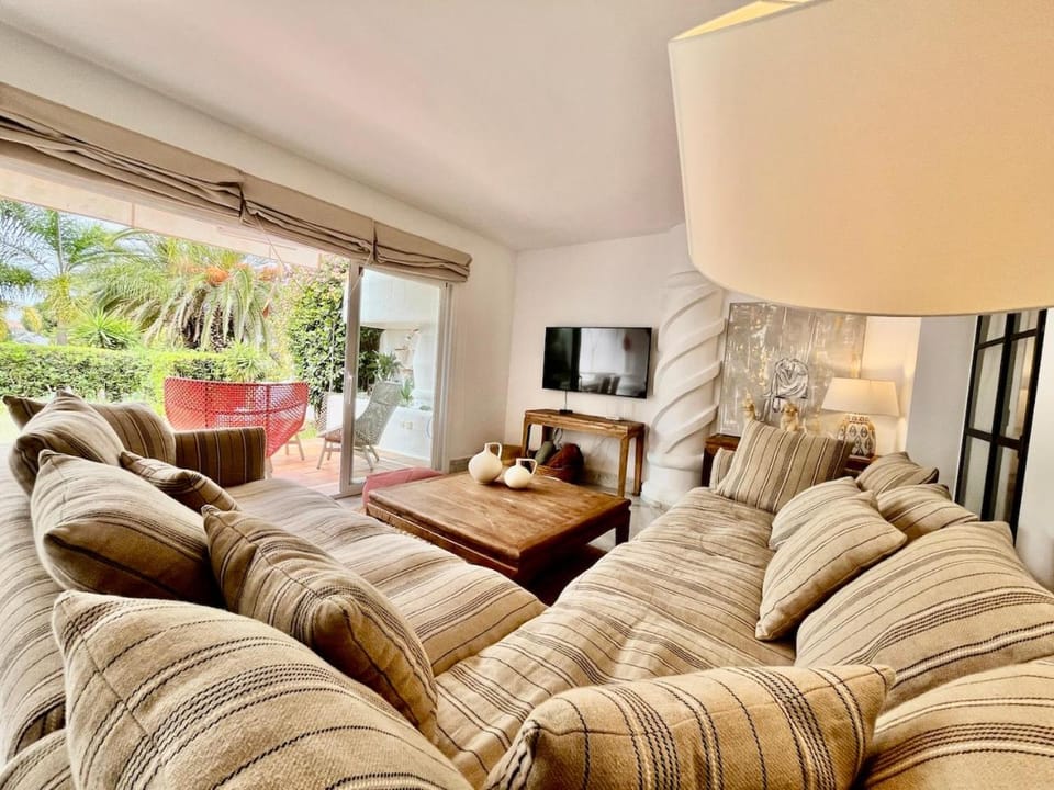 Cozy Townhouse with Sea View House in Marbella