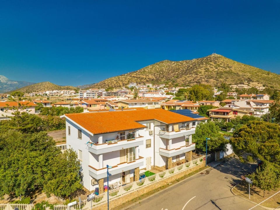 Property building, Day, View (from property/room), Balcony/Terrace, Dining area, City view