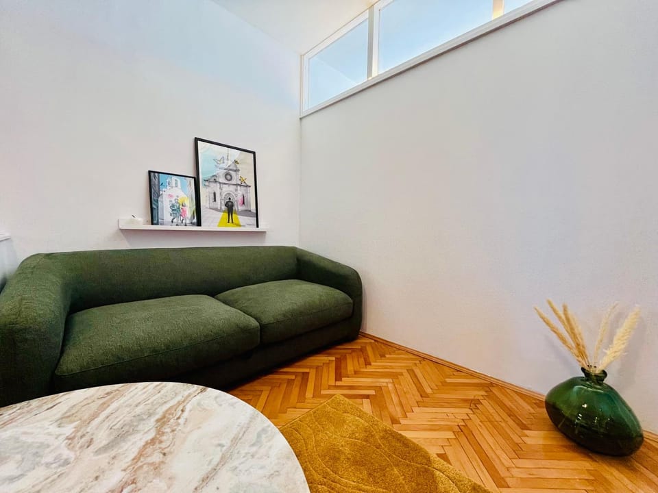 Bed, Living room