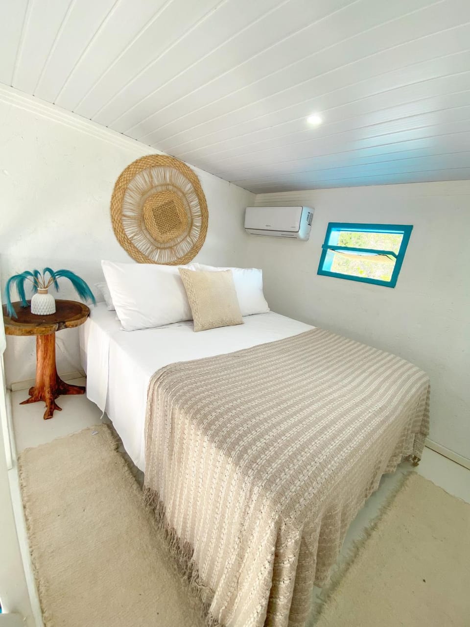 Bed, Photo of the whole room, Bedroom, air conditioner