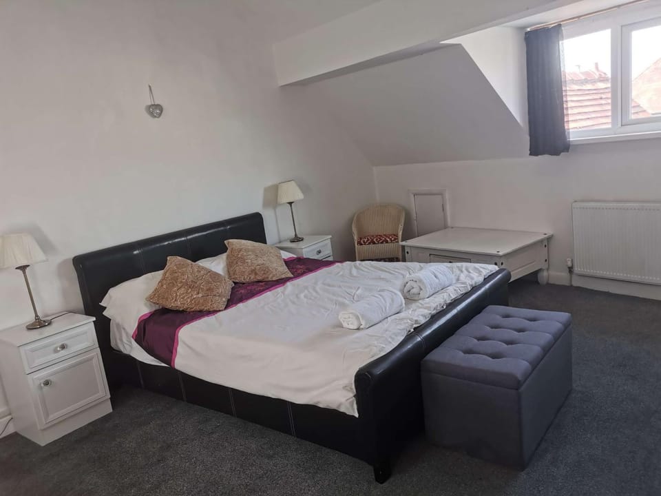 Elizabeth's Luxury 3 Bedroom Apartment - 2 Bathrooms & Kitchen Apartment in Blackpool