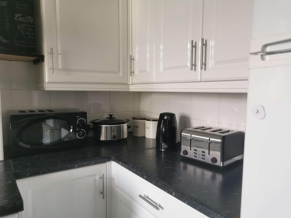 Elizabeth's Luxury 3 Bedroom Apartment - 2 Bathrooms & Kitchen Apartment in Blackpool