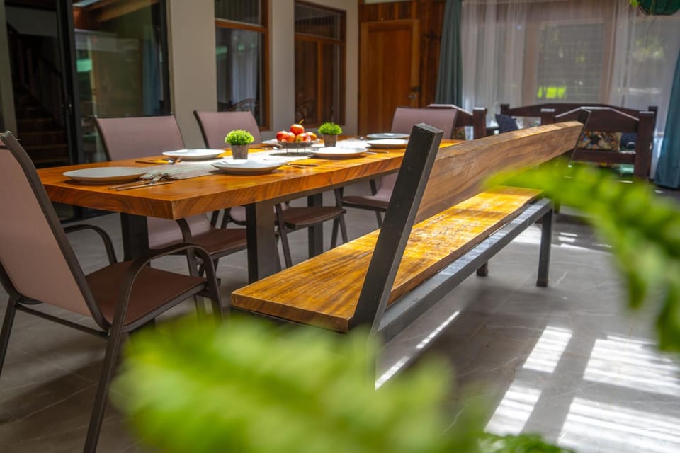 Living room, Food and drinks, Banquet/Function facilities, Seating area, Food