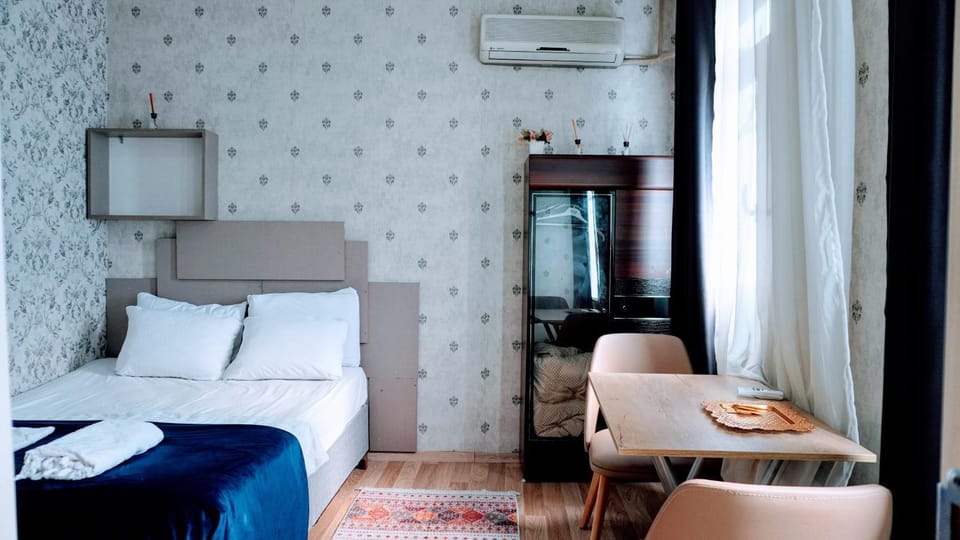 Dining area, Bedroom, air conditioner
