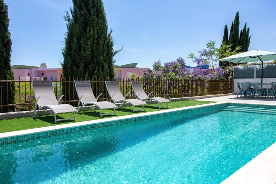 Swimming pool, sunbed