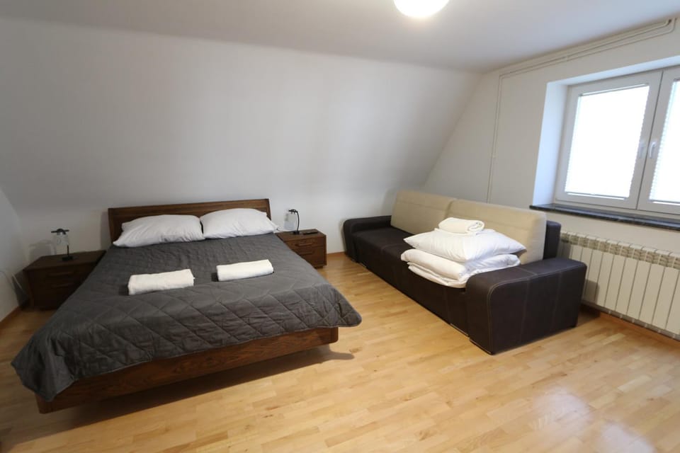 Bed, Photo of the whole room, Bedroom, towels