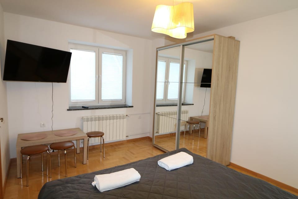 Bed, TV and multimedia, Photo of the whole room, Seating area, Bedroom, towels, wardrobe