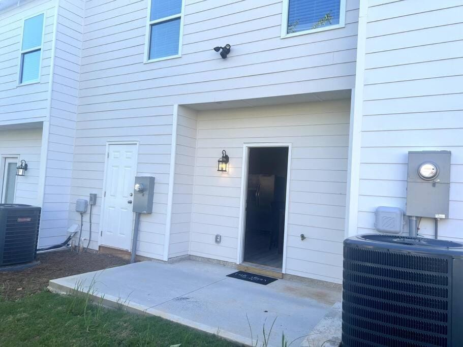 Brand NEW HOME mins to airport Apartment in College Park