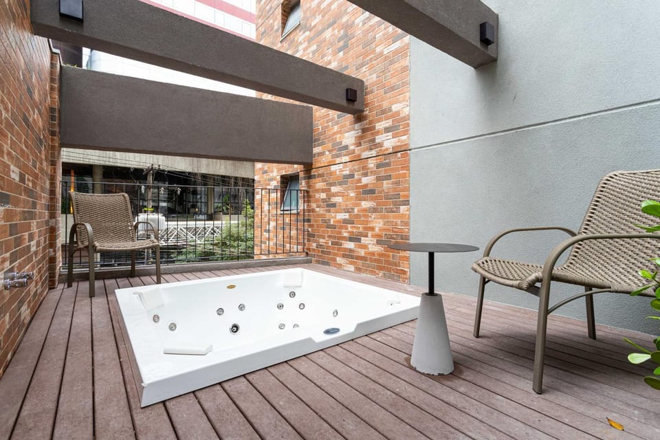 Property building, Day, Hot Tub, Area and facilities