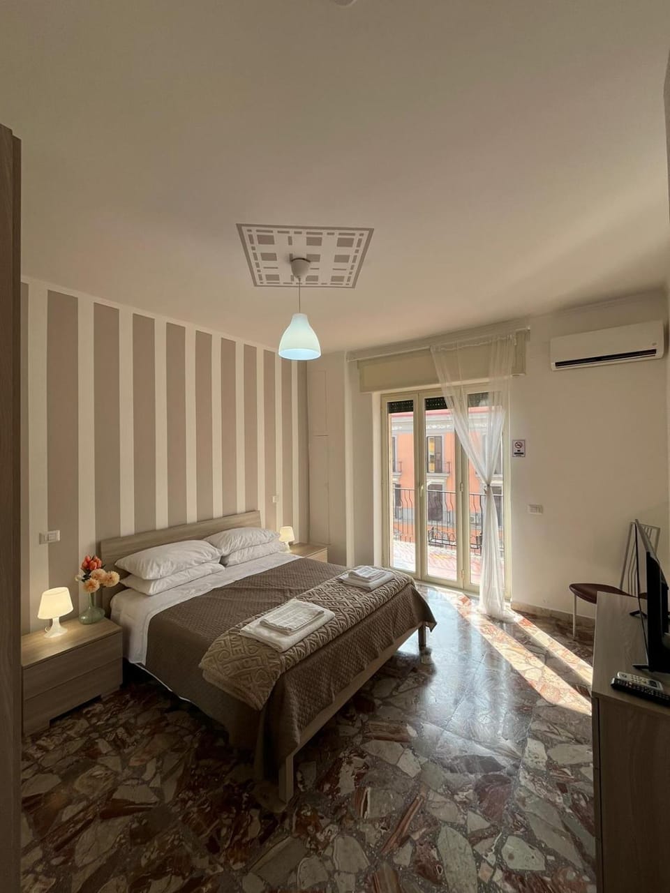 Bed, TV and multimedia, Photo of the whole room, Bedroom, air conditioner