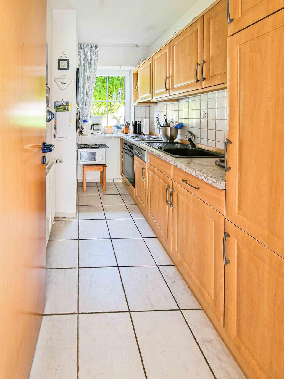 Kitchen or kitchenette, minibar