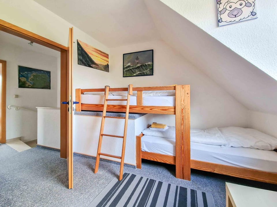 Bedroom, bunk bed