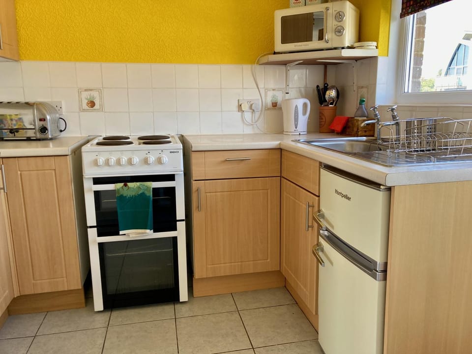 Coffee/tea facilities, Kitchen or kitchenette, microwave, oven, pet friendly, stove, toaster