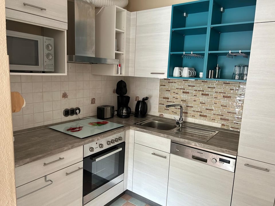 Coffee/tea facilities, Kitchen or kitchenette, dishwasher, minibar, stove, kitchen
