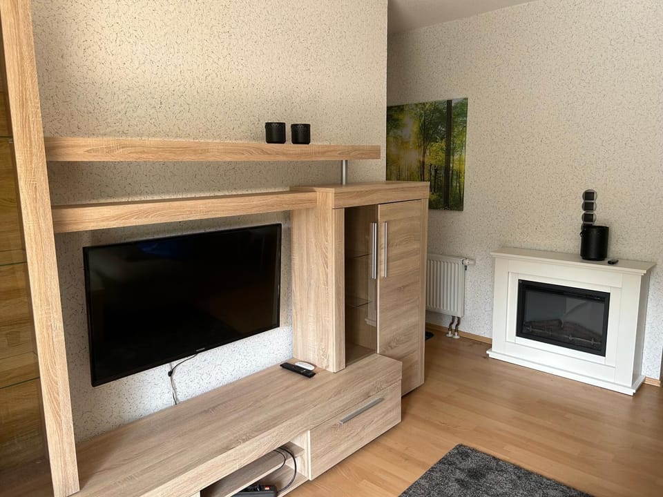 Communal lounge/ TV room, TV and multimedia, flat iron