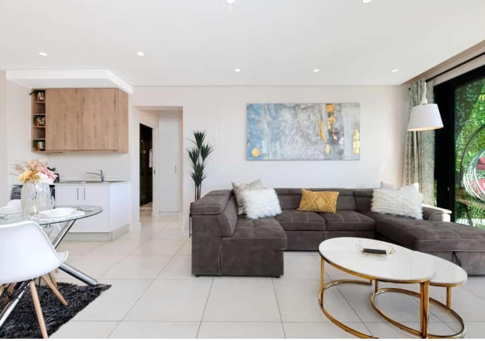 Kitchen or kitchenette, Seating area, Dining area