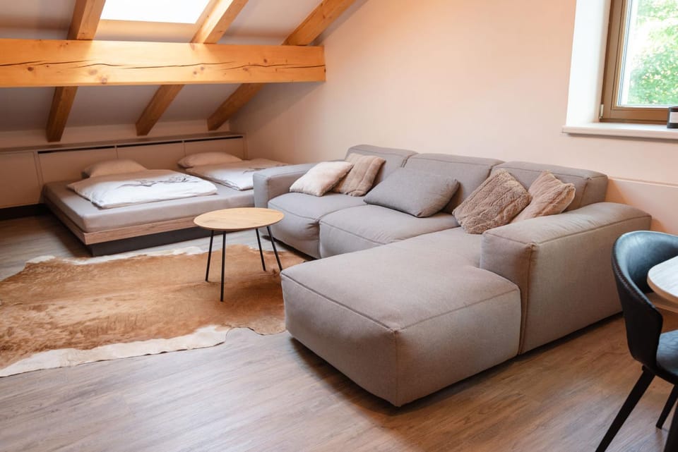 Bed, Seating area