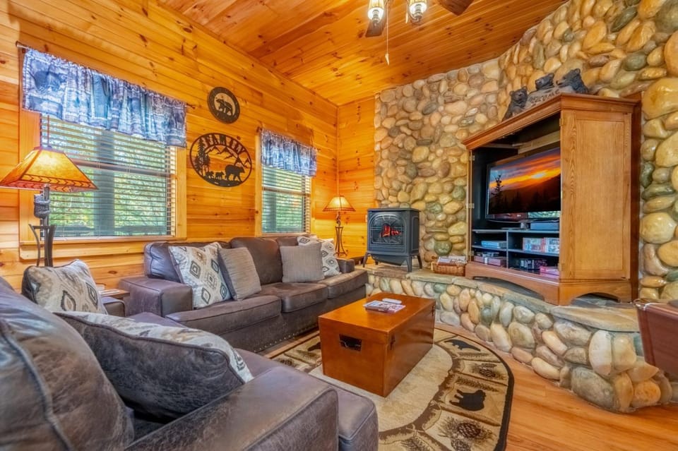 Hanky Panky - Romantic Retreat with Indoor Jetted Tub, Outdoor Hot Tub + Pool Table House in Pigeon Forge