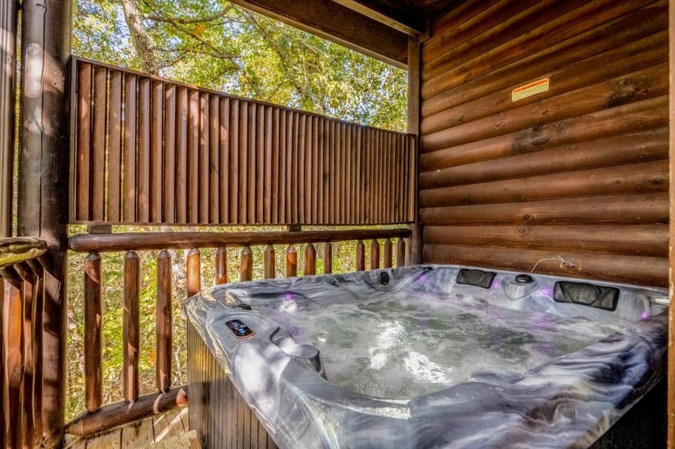 Hanky Panky - Romantic Retreat with Indoor Jetted Tub, Outdoor Hot Tub + Pool Table House in Pigeon Forge