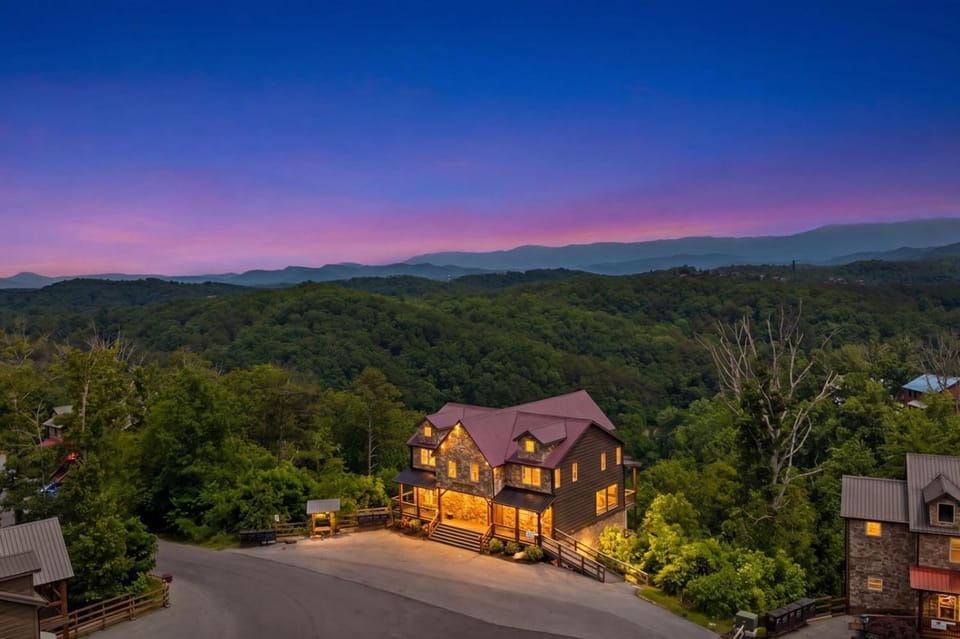 Paradise Mountain Retreat Villa in Pigeon Forge