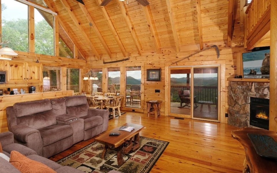 Cali's Place - Gorgeous Mountain Views, Pet Friendly, Hot Tub + Pool Table House in Sevier County