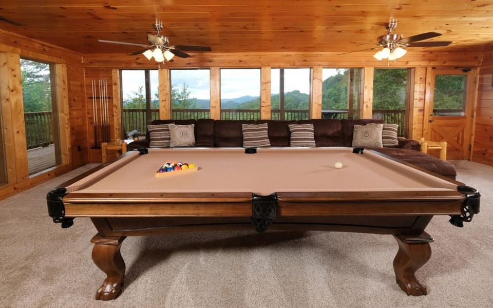 Cali's Place - Gorgeous Mountain Views, Pet Friendly, Hot Tub + Pool Table House in Sevier County