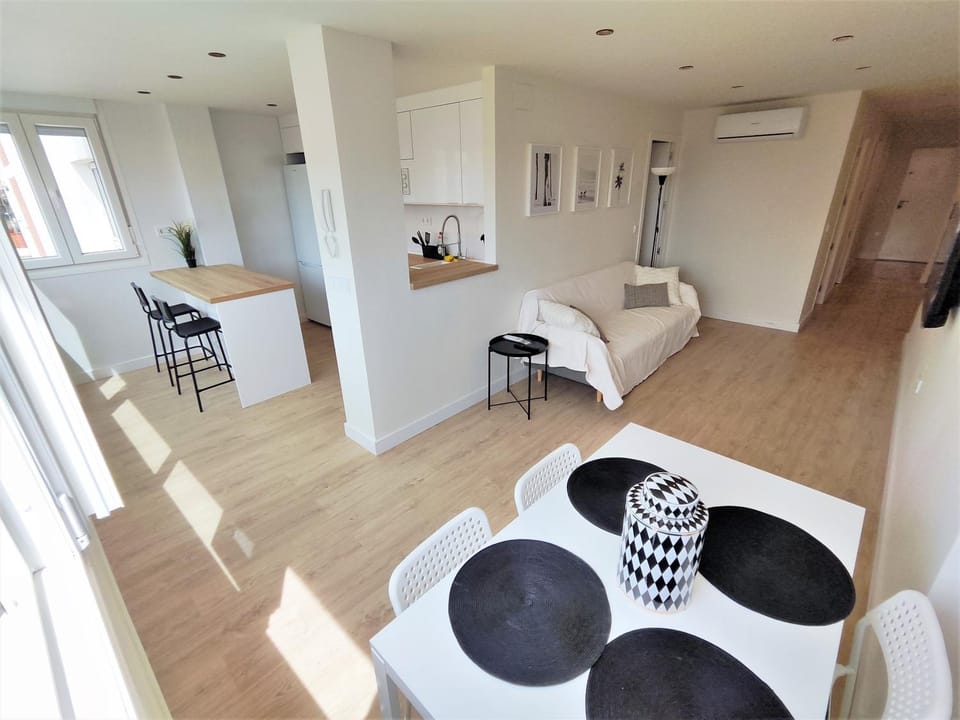 Kitchen or kitchenette, Living room, Seating area, Dining area, air conditioner