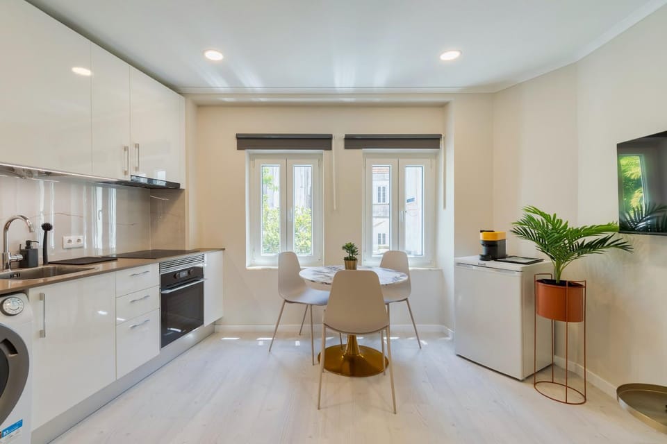 TV and multimedia, Kitchen or kitchenette, Dining area, dishwasher, stove