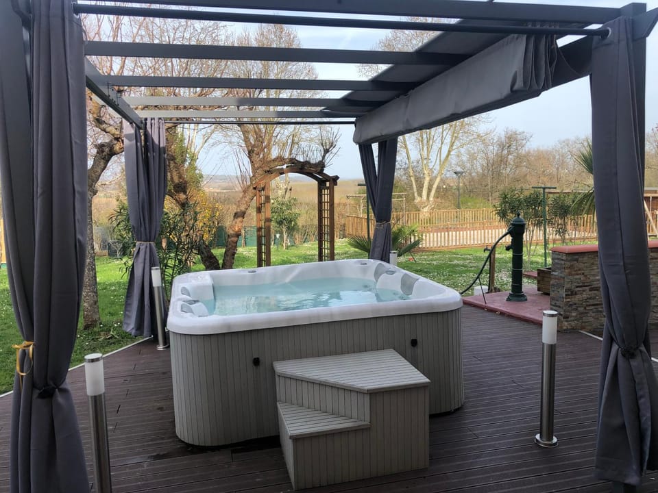 Chambres d'Hôtes de Marchet Bed and Breakfast in Occitanie