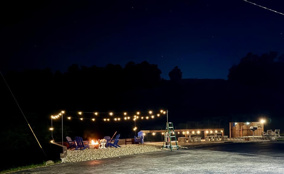 Secluded Upscale Smoky Mountain Retreat w Hot Tub, Game Room, Near The Island House in Pigeon Forge