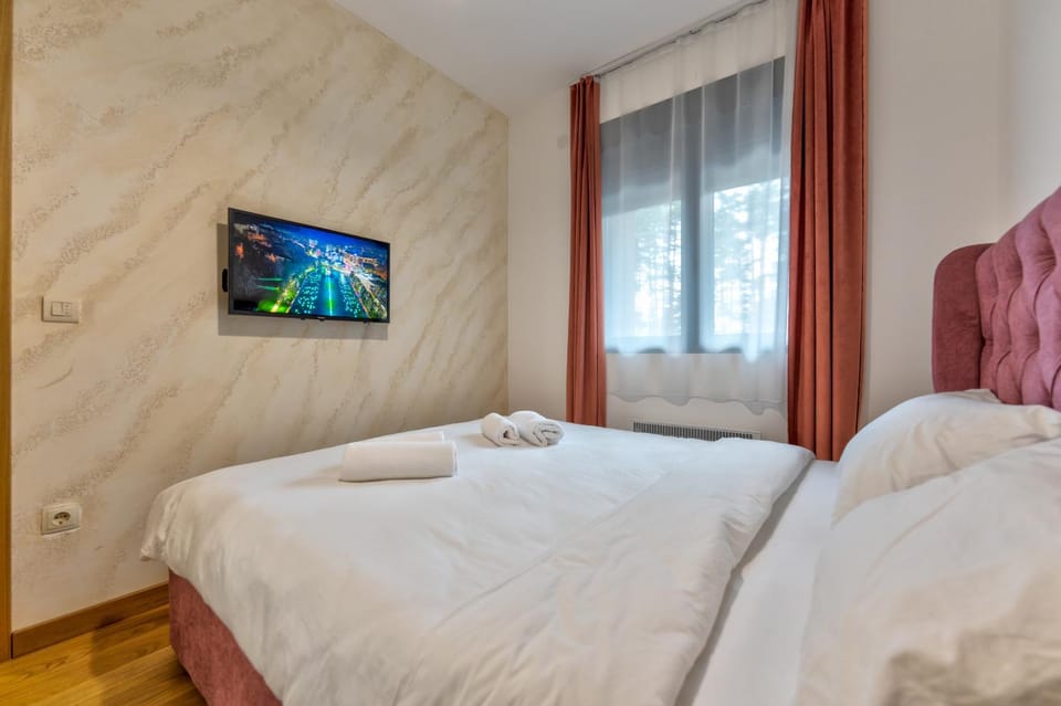 Bed, TV and multimedia, Photo of the whole room, Bedroom, towels