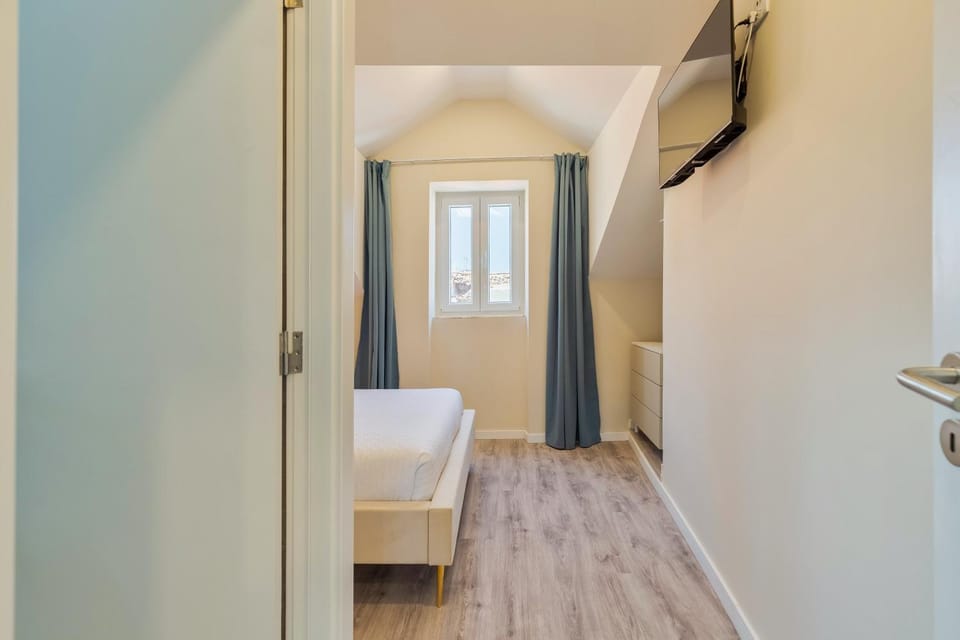 Bed, TV and multimedia, Bedroom