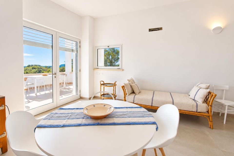 Bed, Seating area, Dining area
