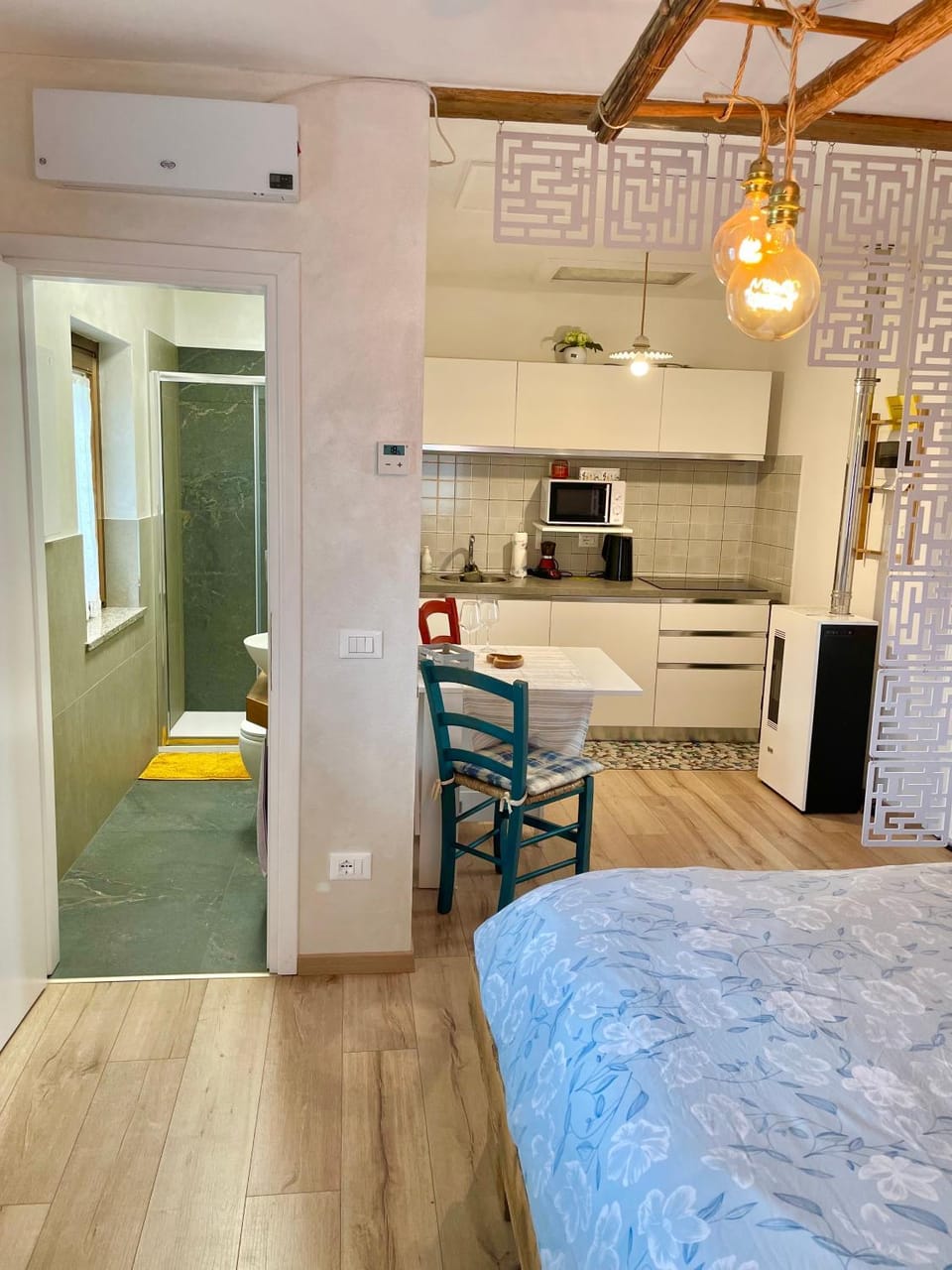 Bed, Kitchen or kitchenette, Photo of the whole room, Dining area, Bedroom, oven, pet friendly, stove, toaster