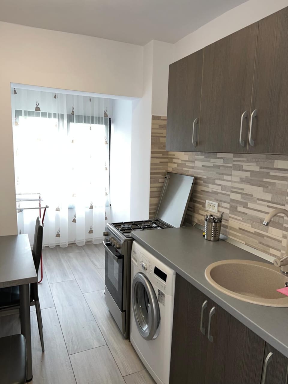 Kitchen or kitchenette, Dining area, stove, washing machine