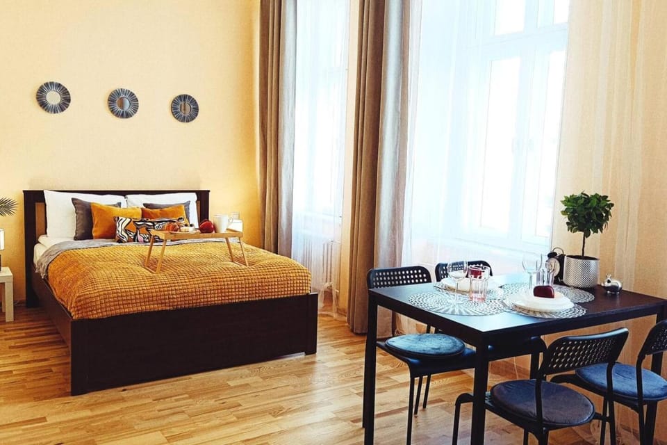 Bed, Living room, Photo of the whole room, Seating area, Dining area, Bedroom