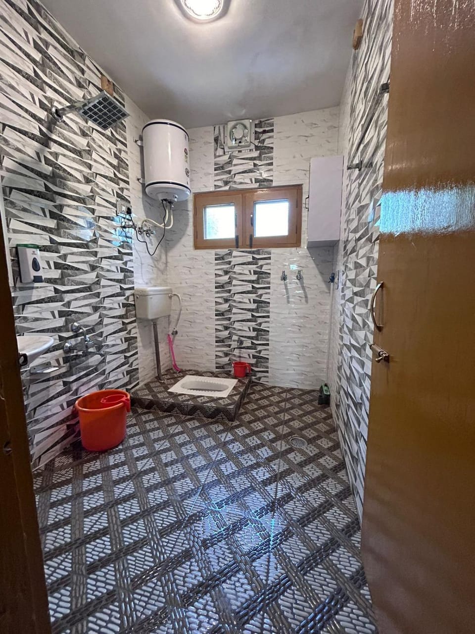 Shower, Bathroom, Internal: Not applicable to any particular room