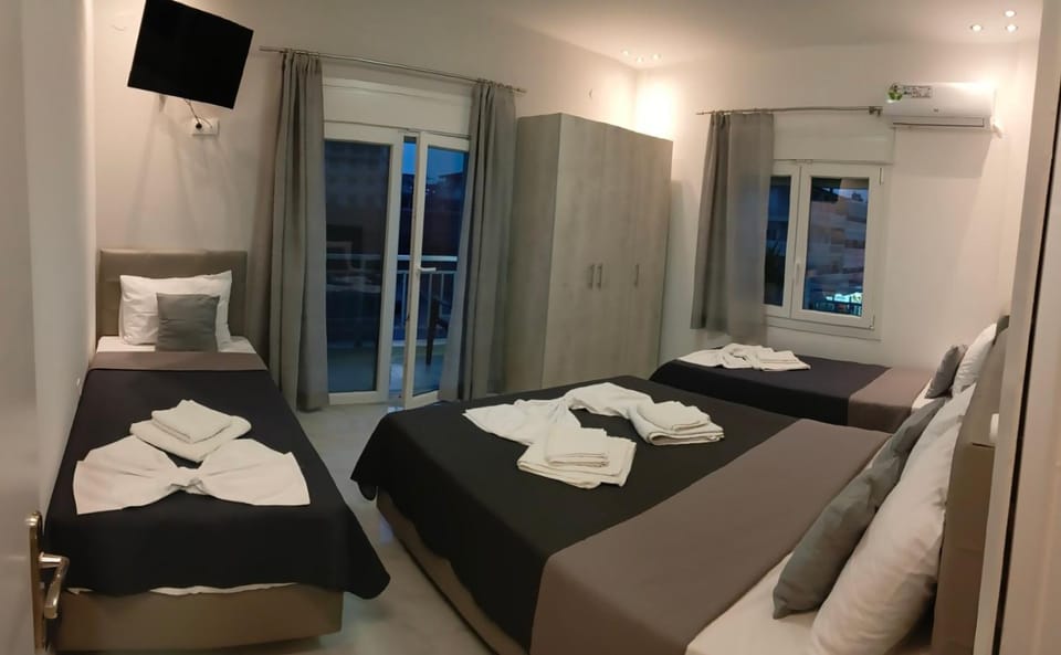 Bed, TV and multimedia, Photo of the whole room, Bedroom, towels, air conditioner